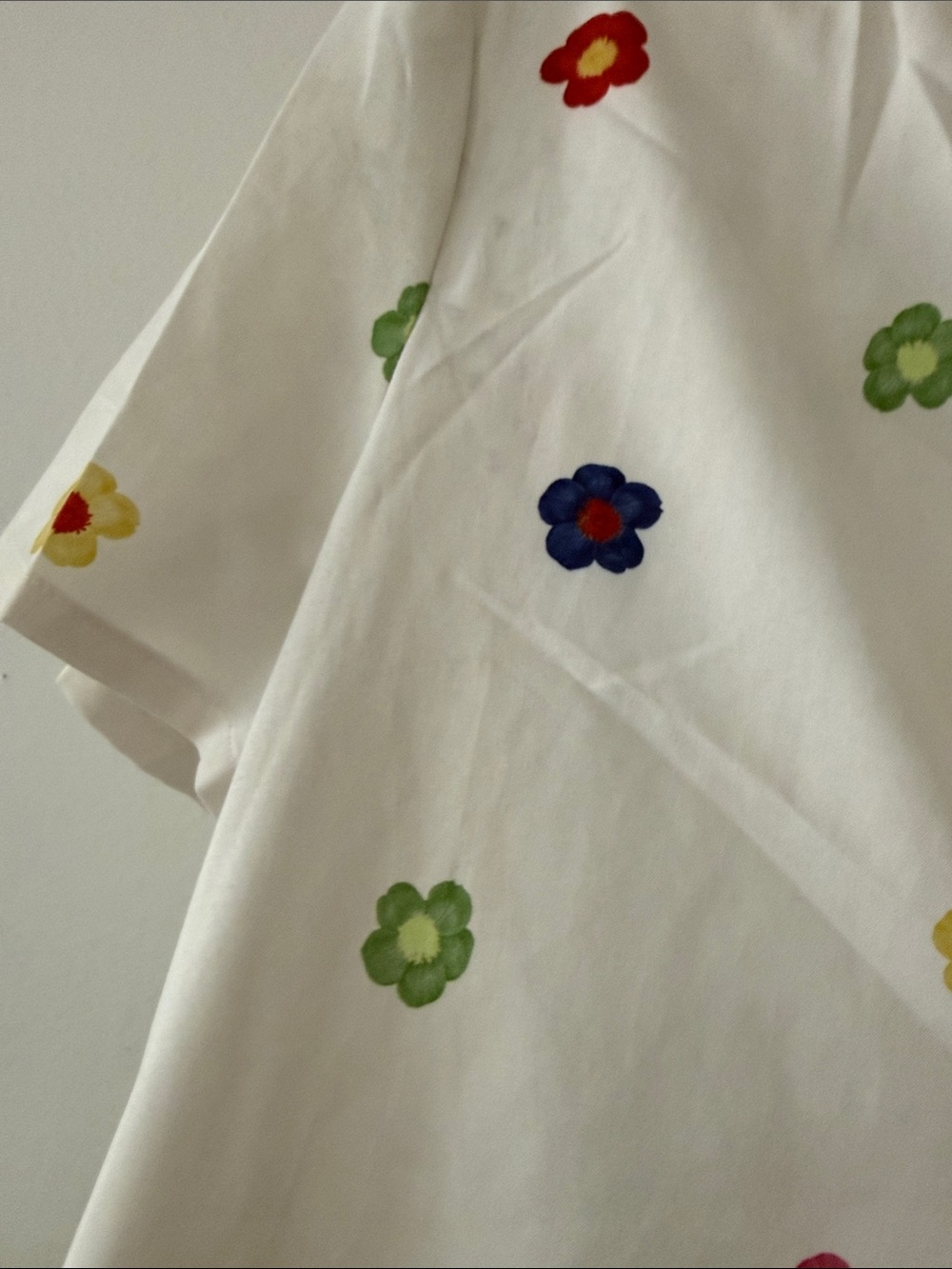 White Ruffled V-Neck Floral Blouse - Picture 4 of 5